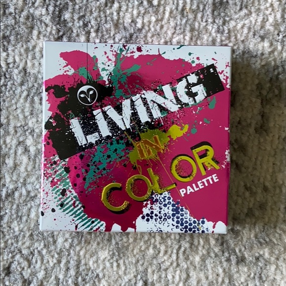 Living in Colour eyeshadow palette - Picture 1 of 4